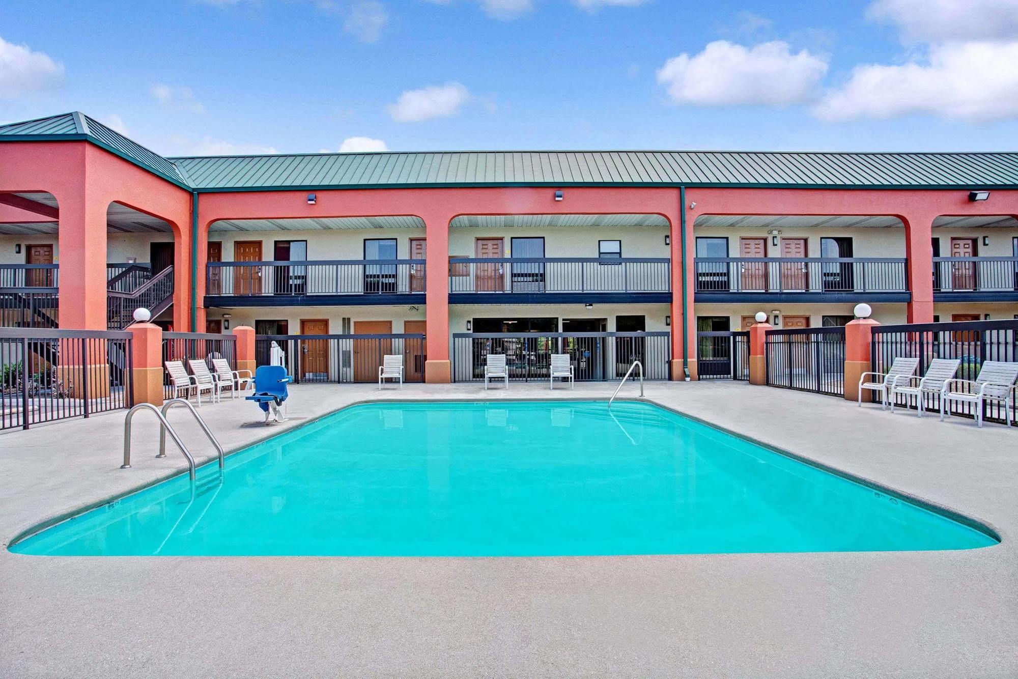 Super 8 By Wyndham Knoxville East Eksteriør billede